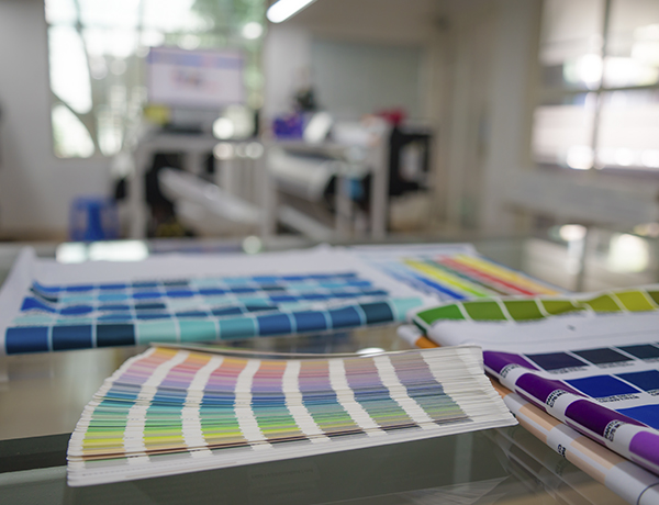 blurred-background-photo-of-the-inside-of-printing-sublimation-room-color-palette-guide copia